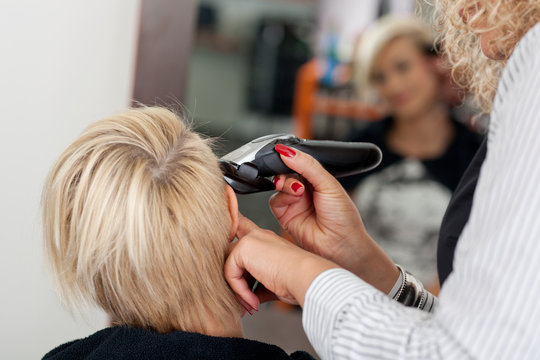 moderne junge frau beim friseur