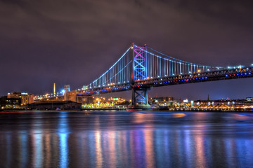 Fototapeta na wymiar Benjamin Franklin Bridge w nocy