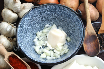 Schweineschmalz mit Zwiebeln in einem kleinen Kessel