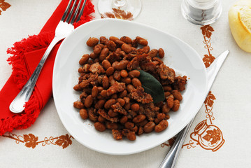 Habichuelas guisadas con chorizo y salami