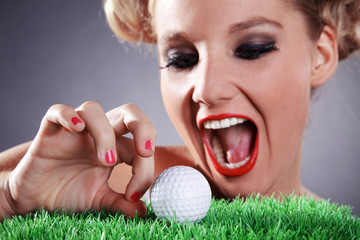 Frau Gesicht und Golfball beim einlochen Porträt Nahaufnahme