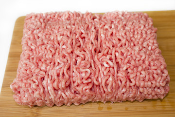 Hackfleisch auf einem Schneidebrett