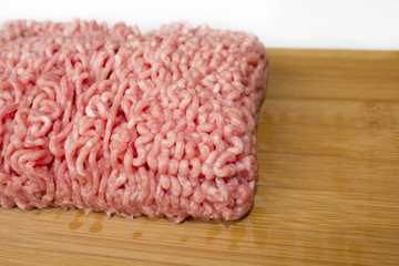 Hackfleisch auf einem Schneidebrett