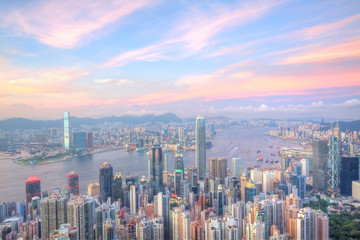 Fototapeta premium Hong Kong o zachodzie słońca z wieloma budynkami biurowymi