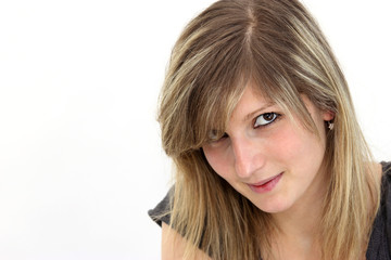 Naklejka premium Junge blonde Frau lächelt von unten in die Kamera