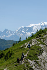 Fototapeta premium Randonneurs au dessus du Col des Aravis
