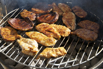 Holzkohlegrill mit Grillfleisch