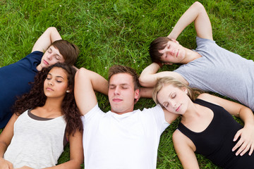 junge leute schlafen im gras