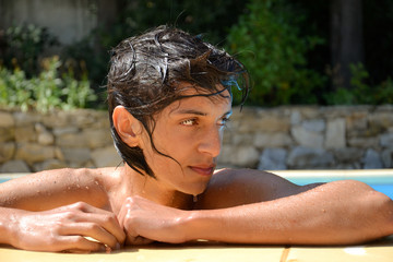 Portrait profil de jeune-homme au bord de la piscine