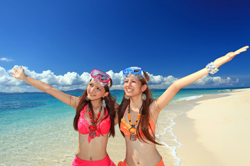 夏休みを思いっきり楽しむ笑顔の女性