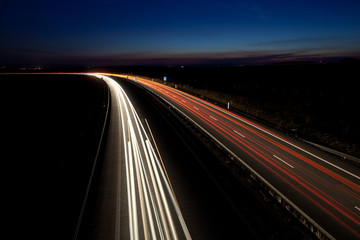 Fototapeta na wymiar Samochody poruszają się szybko na autostradzie