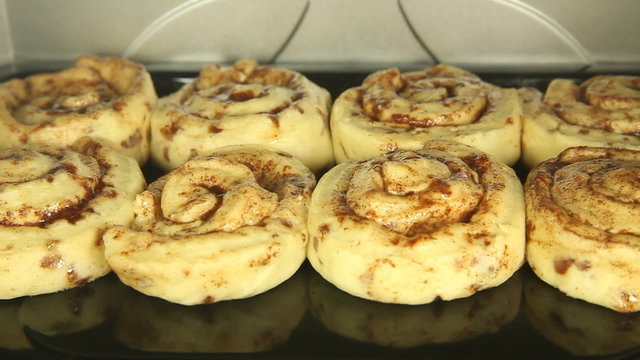Cinnamon rolls baking - Timelapse