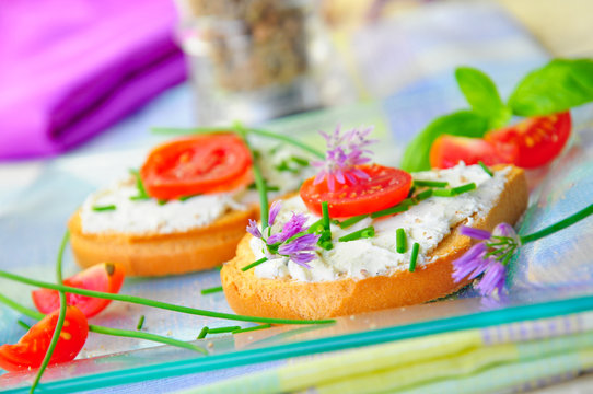 Knuspriger Zwieback mit Frischk&auml;se und Tomaten
