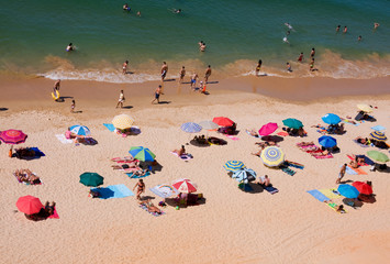 Fototapeta na wymiar ALGARVE, PORTUGAL - JULY 28: crowded beautiful beach at Falesia,