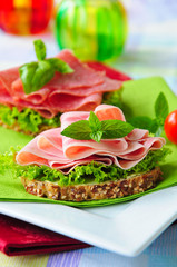 Frischwurstaufschnitt auf Vollkornbrot