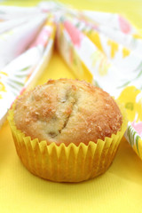 muffin alla banana su fondo giallo