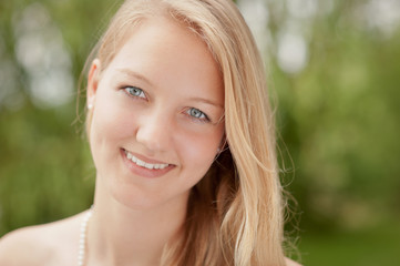 Naklejka premium Smiling young girl