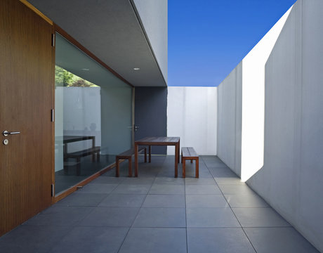 entrata di casa moderna, porta in legno