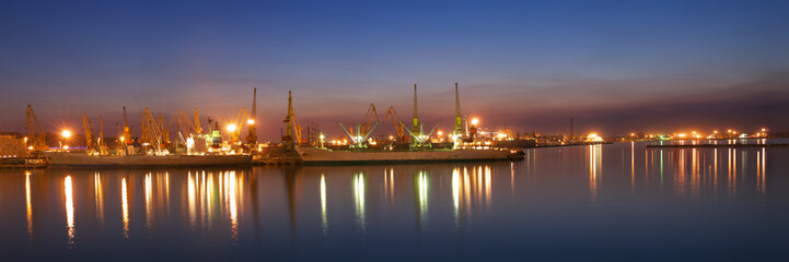 Fototapeta premium Seaport at late evening