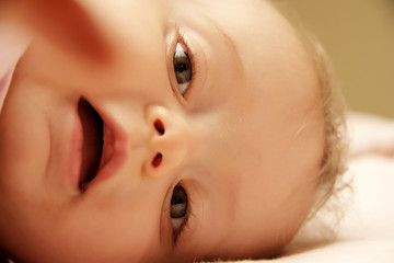 bambina coricata nel lettino sorride