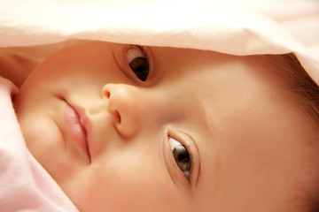 bambina coricata sorride e gioca