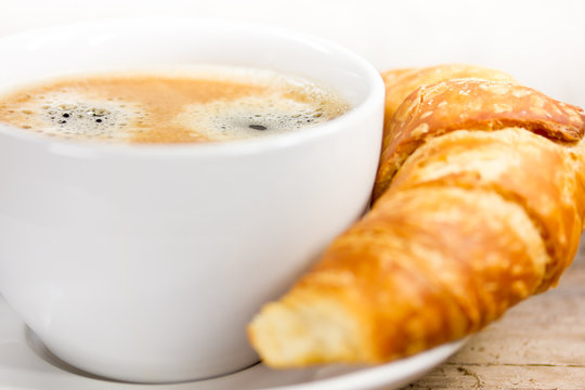 Kaffee mit Croissant