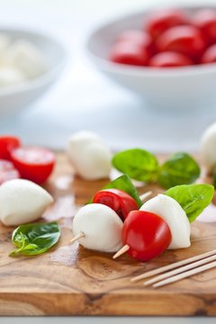 Canap&eacute; mit Tomate und Basilikum