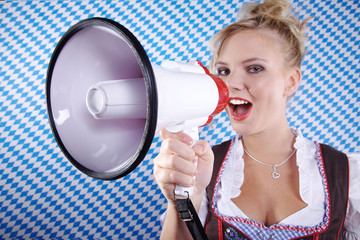 Bayerische Frau Gesicht im Dirndl ruft durch Megafon Porträt
