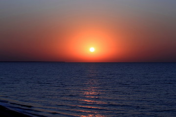 Naklejka premium восход солнца на море