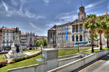 Infante D. Henrique Statue & Palácio da Bolsa, Porto, Portugal. - obrazy, fototapety, plakaty