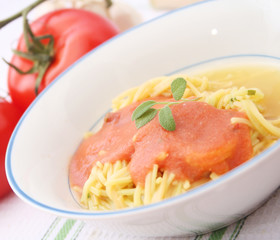 Nudeln mit Tomatensosse