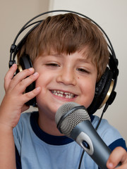 bambino canta al microfono