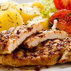 Grilled chicken fillet and vegetables