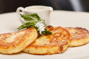 Cheese pancakes with sour cream