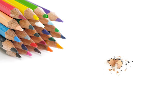 Taille-crayon En Métal, Miettes De Graphite Colorées Et Crayons Sur Une  Table En Bois Marron, Gros Plan Banque D'Images et Photos Libres De Droits.  Image 189291627