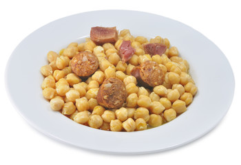 Plato de garbanzos con chorizo.
