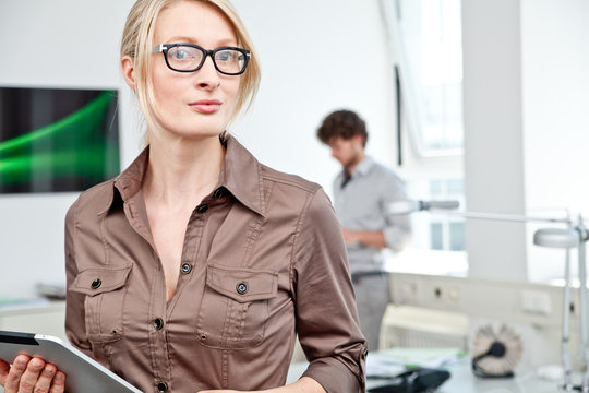junge Frau im B&uuml;ro