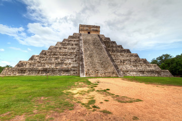 Fototapeta na wymiar Kukulkan piramida Chichen Itza w Meksyku