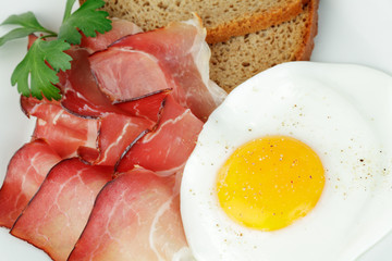 Spiegelei mit rohen Schinken und Graubrot