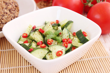 Gurkensalat mit Chilis