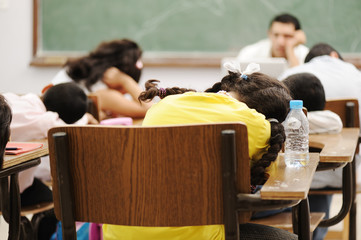 Entire class fall asleep, teacher and pupils