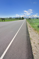 Fototapeta na wymiar Droga w Grand Teton