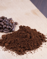 Caffè in polvere e chicchi