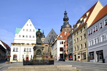 Fototapeta na wymiar Eisleben rynek z pomnikiem Lutra
