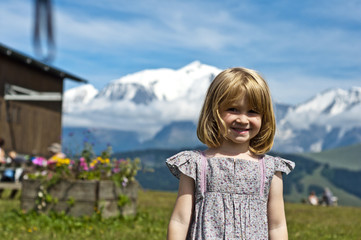 Jeune fille devant le Mont-Blanc