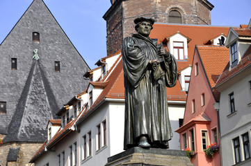Eisleben Lutherdenkmal auf dem Marktplatz - obrazy, fototapety, plakaty