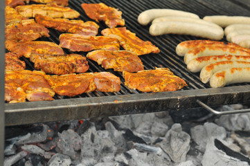 Grillsaison - Würstchen und Fleisch auf dem Grill