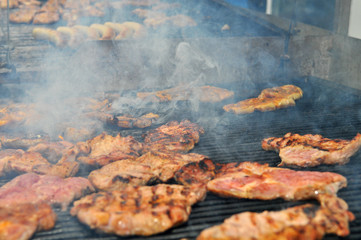Grillfleisch - auf dem Grill beim garen