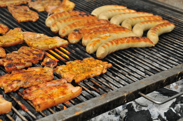 Grillfleisch - auf dem Grill beim garen