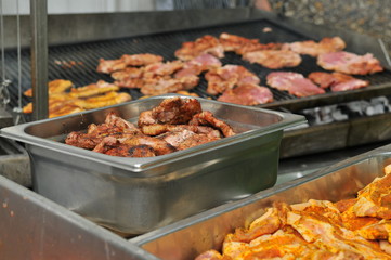 Grillfleisch - auf dem Grill beim garen